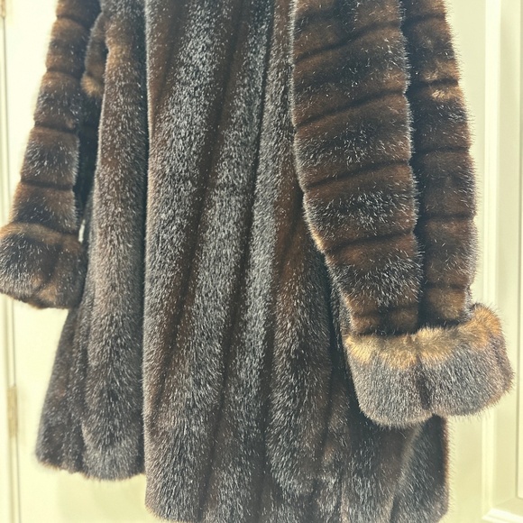 LUXURIOUS FUR COAT - Picture 4 of 12